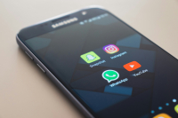 Ιράν: Υπέρ της άρσης απαγόρευσης για Whatsapp και Google Play