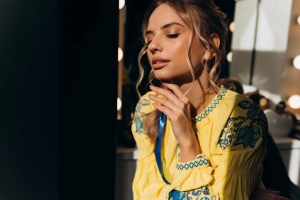 Η αισθητική του φωτός – πώς ο φωτισμός αλλάζει την ατμόσφαιρα ενός look