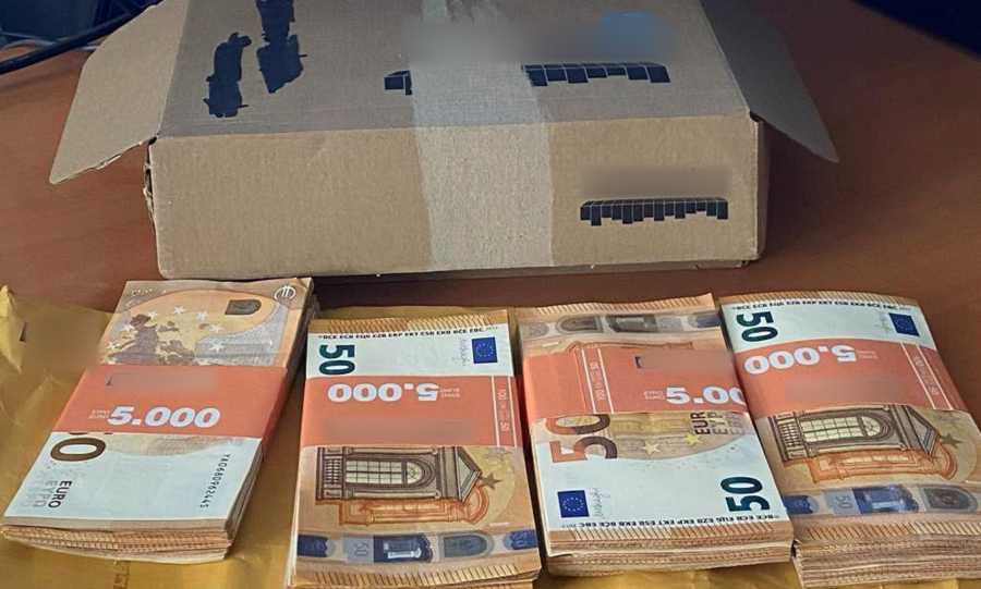 «Αν έβρισκες 20.000 € σε κάδο, τι θα έκανες;» - Απρόσμενα σχόλια σε ανάρτηση της ΕΛ.ΑΣ.