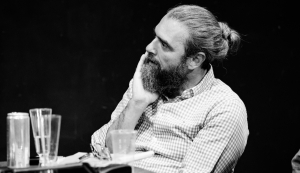 Η νέα παράσταση του Σωτήρη Τσαφούλια με Καρυστινό και Μενενάκου