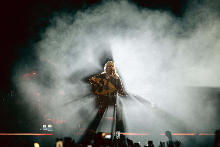 Γιάννης Χαρούλης: Κλείνει την καλοκαιρινή περιοδεία του στο Θέατρο Λυκαβηττού