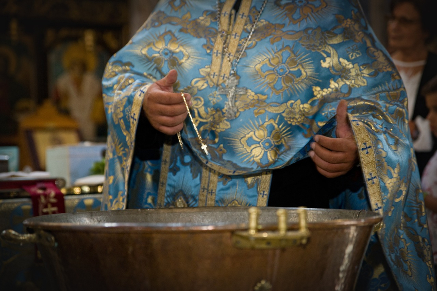 Χαμός σε βάφτιση: Παπάς "βούτηξε" άγαρμπα παιδί στη κολυμπήθρα - Καταγγελία μαμάς στο Dnews