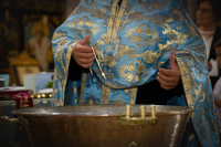 Χαμός σε βάφτιση: Παπάς "βούτηξε" άγαρμπα παιδί στη κολυμπήθρα - Καταγγελία μαμάς στο Dnews