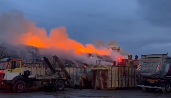 Βίντεο: Φωτιά σε εταιρεία με ανακυκλώσιμα υλικά στα Διαβατά