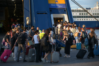 Πότε θα αρθεί το απαγορευτικό απόπλου - Ταλαιπωρία στον Πειραιά