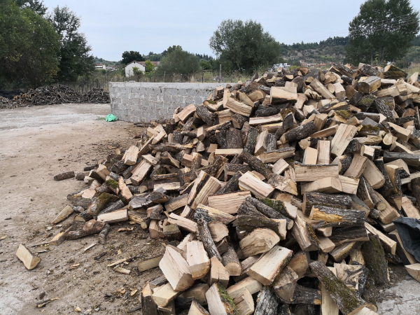 Θέρμανση: «Μπαίνει» πλαφόν στο κέρδος σε καυσόξυλα και πέλλετ