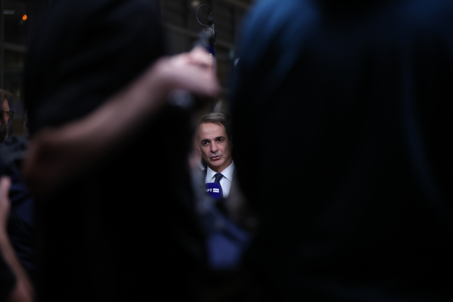 Άγχος Μητσοτάκη και δεξιάς πτέρυγας της ΝΔ να ανέβουν στο τρένο του Τραμπ - Τα δύο φύλα και οι μετανάστες