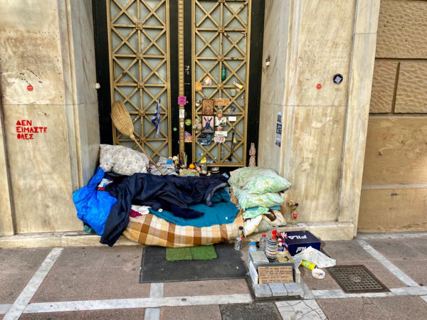 Ο αθέατος κόσμος της Αθήνας: Πίσω από τα χριστουγεννιάτικα δέντρα και τα χαμόγελα κρύβεται ο πόνος και η εξαθλίωση