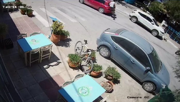 Κρήτη: Όπισθεν... στα τυφλά - ΙΧ βρέθηκε από το πουθενά πάνω σε πεζό (vid)