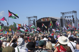Glastonbury: Άνω κάτω η Βρετανία για τα συνθήματα κατά του Ισραήλ - Ποιοι είναι οι Bob Vylan