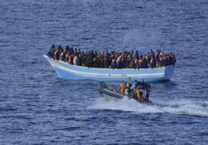 Διάσωση «μαμούθ» 700 μεταναστών ανοιχτά της Ιταλίας
