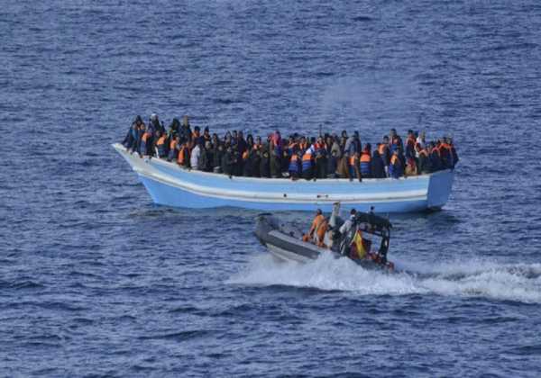 Διάσωση «μαμούθ» 700 μεταναστών ανοιχτά της Ιταλίας
