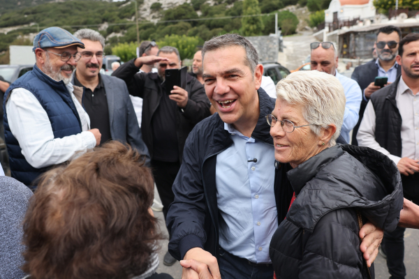 Ο Τσίπρας «προσπερνά» τις επιθέσεις Ανδρουλάκη από τα… «αριστερά»