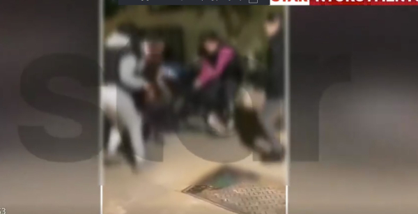 Άγριος ξυλοδαρμός έφηβης από συνομίληκές της - Την κλωτσούν με μανία σε σώμα και κεφάλι (βίντεο)