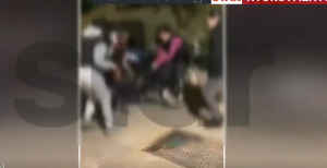 Άγριος ξυλοδαρμός έφηβης από συνομίληκές της - Την κλωτσούν με μανία σε σώμα και κεφάλι (βίντεο)