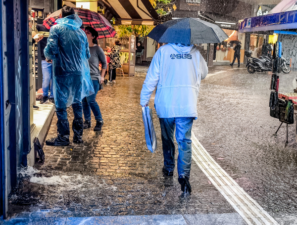 Βούλιαξε η Αθήνα από την κακοκαιρία - Δρόμοι χείμαρροι, αυτοκίνητα στις λάσπες
