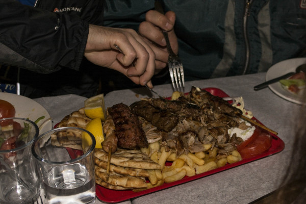 Τι λέει το υπουργείο Οικονομίας για το σουβλάκι των 3 ευρώ - Πώς διαμορφώνονται οι διεθνείς τιμές χοιρινού