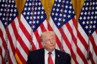 Ο Τραμπ απειλεί με δασμούς χώρες που δεν συμφωνούν με το σχέδιό του για τη Γροιλανδία