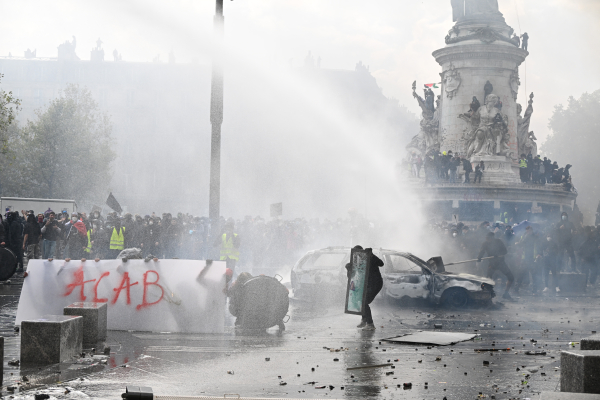 Ανάλυση CNN: Οι ταραχές στη Γαλλία αποτελούν σύμπτωμα μιας πολύ ευρύτερης κοινωνικής και πολιτικής κρίσης