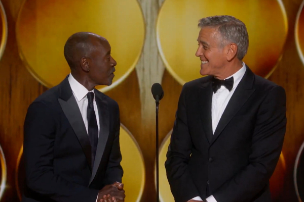 Χρυσές Σφαίρες: Τζορτζ Κλούνεϊ και Ντον Τσιντλ σε απολαυστικότατους διαλόγους επί σκηνής (Βίντεο)