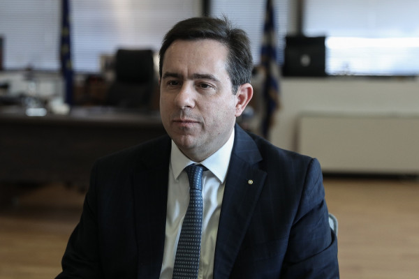 Μηταράκης: Μικρότερες από σήμερα οι δομές στα νησιά