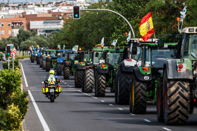 Οι Ισπανοί αγρότες «οργώνουν» κεντρικούς αυτοκινητοδρόμους διαμαρτυρόμενοι