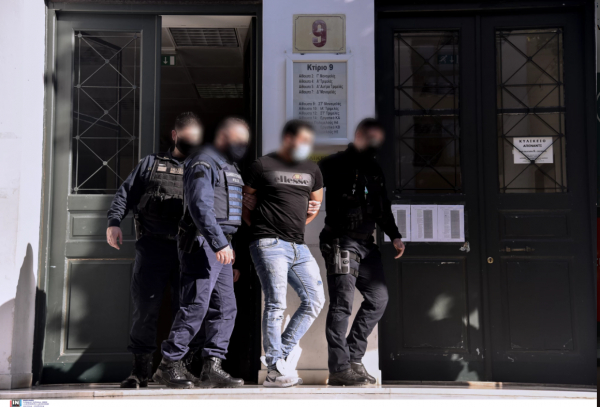 Άγιος Παντελεήμονας: Σοκαριστικό βίντεο ντοκουμέντο από τον άγριο ξυλοδαρμό της 31χρονης (προσοχή σκληρές εικόνες)