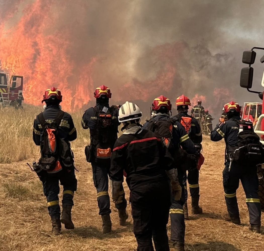 Φωτιές στη Νότια Γαλλία: Έλληνες πυροσβέστες επιχειρούν στο πύρινο μέτωπο (βίντεο - εικόνες)
