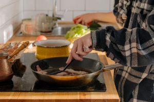 Πώς να καθαρίσετε ένα σκουριασμένο μαντεμένιο τηγάνι χωρίς να σπαταλήσετε ώρες στο τρίψιμο - Θα γίνει «σαν καινούργιο»