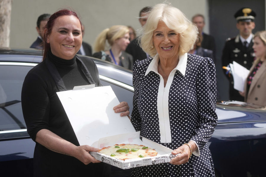 Η βασίλισσα Καμίλα έχει επέτειο με τον Κάρολο και της έκαναν δώρο μία πίτσα (Εικόνες και Βίντεο)
