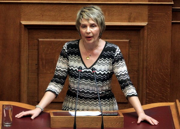 Αναστάτωση από παρέμβαση Παπακώστα στην Βουλή - Τι άπαντα η Βουλευτής