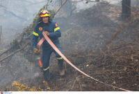 Υπό μερικό έλεγχο η φωτιά στη Σούδα: Σε επιφυλακή λόγω των μποφόρ η Πυροσβεστική