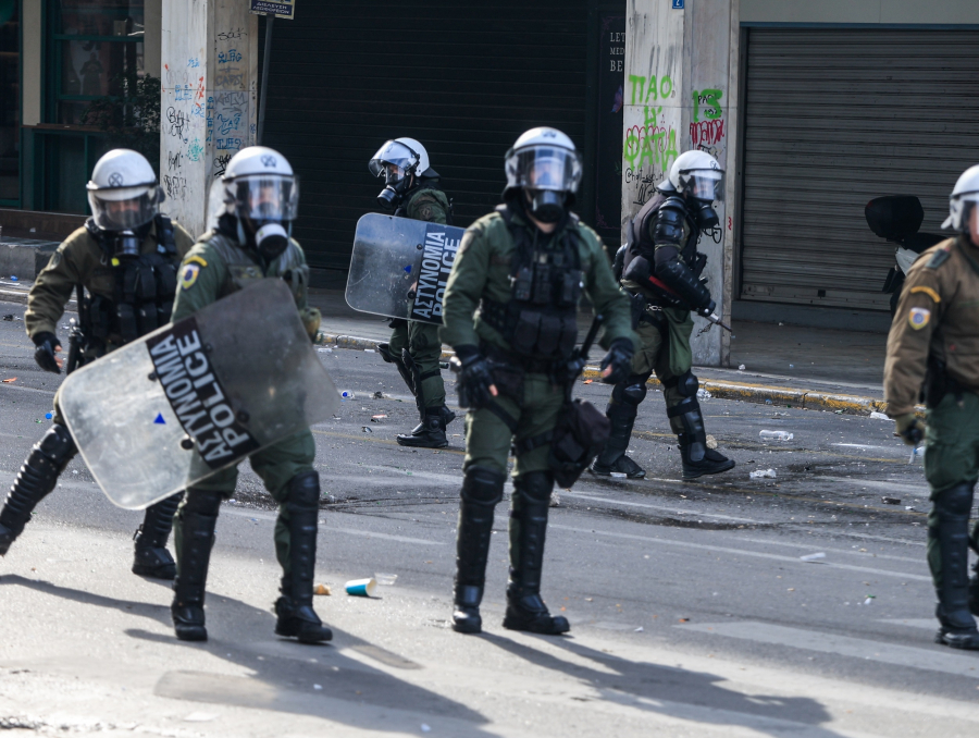 Γιατί ακόμα δεν μπήκαν οι κάμερες στα κράνη των ΜΑΤ;