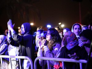 Γυναίκες στη Σαουδική Αραβία πήγαν για πρώτη φορά σε συναυλία (βίντεο)