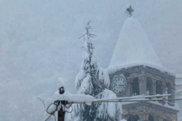 Κρύο και χιόνια το σκηνικό του καιρού Χριστούγεννα και Πρωτοχρονιά