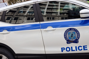 Αμπελόκηποι: Άνδρας επιτέθηκε με τσεκούρι και τραυμάτισε αστυνομικό