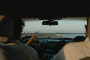 Ένας στους δύο Έλληνες σχεδιάζει road trip φέτος - Τα νέα εργαλεία της Booking.com