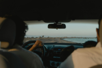 Ένας στους δύο Έλληνες σχεδιάζει road trip φέτος - Τα νέα εργαλεία της Booking.com