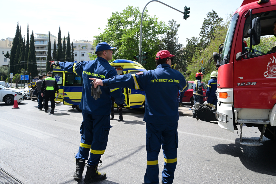 Ασθενοφόρο έπεσε σε κολώνα στο κέντρο της Αθήνας - 5 τραυματίες