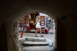 Νέα μελέτη της NielsenIQ: Πώς ψωνίζουν οι τουρίστες στην Ελλάδα το 2025