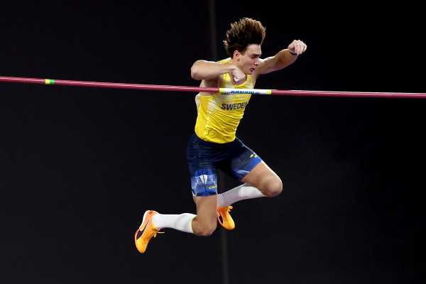 Μόντο Ντουπλάντις: Παγκόσμιο ρεκόρ με το «καλημέρα», πέταξε πάνω από τα 6,24 μ. στο επί κοντώ