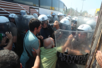Απεργία στη «Μαλαματίνα»: Eπέμβαση των ΜΑΤ μετά από εισαγγελική εντολή, στο νοσοκομείο εργαζόμενοι (βίντεο)