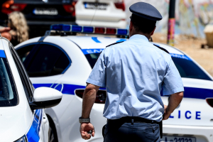 Νίκαια: Οπλισμένος άνδρας κρατά όμηρο γυναίκα