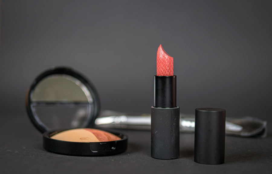 Τα 3 χρώματα κραγιόν που σε κάνουν να δείχνεις μεγαλύτερη από την ηλικία σου