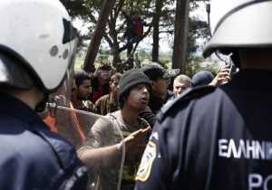 Η αστυνομία εκκενώνει το Πολύκαστρο από πρόσφυγες