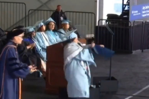 Απόφοιτη του Columbia έσκισε το πτυχίο της διαμαρτυρόμενη για την Γάζα