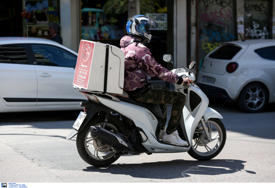 Απίστευτο: Έριξαν αναίσθητο ντελιβερά που τους έκανε παρατήρηση για τον ΚΟΚ (βίντεο)
