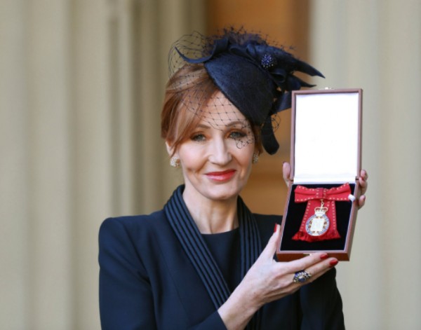 Βασιλική τιμή στο Μπάκιγχαμ για τη δημιουργό του Χάρι Πότερ