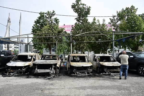 Εμπρηστική επίθεση σε αντιπροσωπεία οχημάτων στη Ν. Φιλαδέλφεια