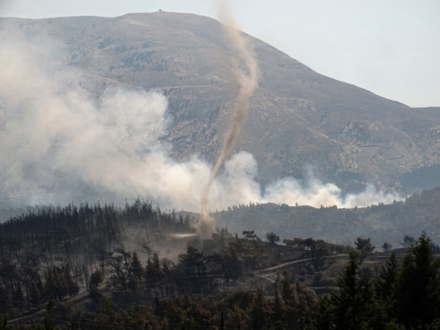 Ανεξέλεγκτη αναζωπύρωση της φωτιάς, εκκένωση του χωριού Λαέρμα στη Ρόδο